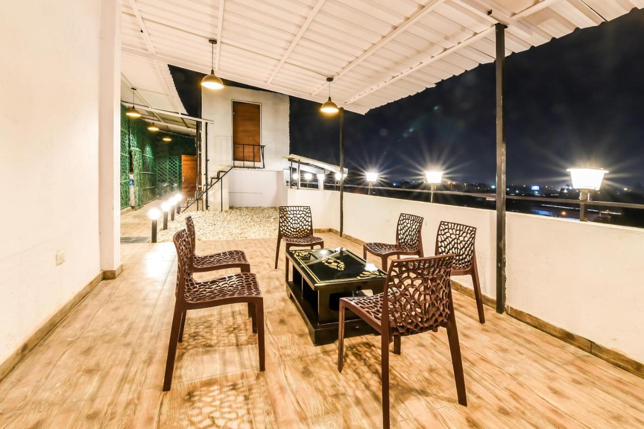 CAPITAL O 19133 Oak Tree Hotel New Delhi Buitenkant foto