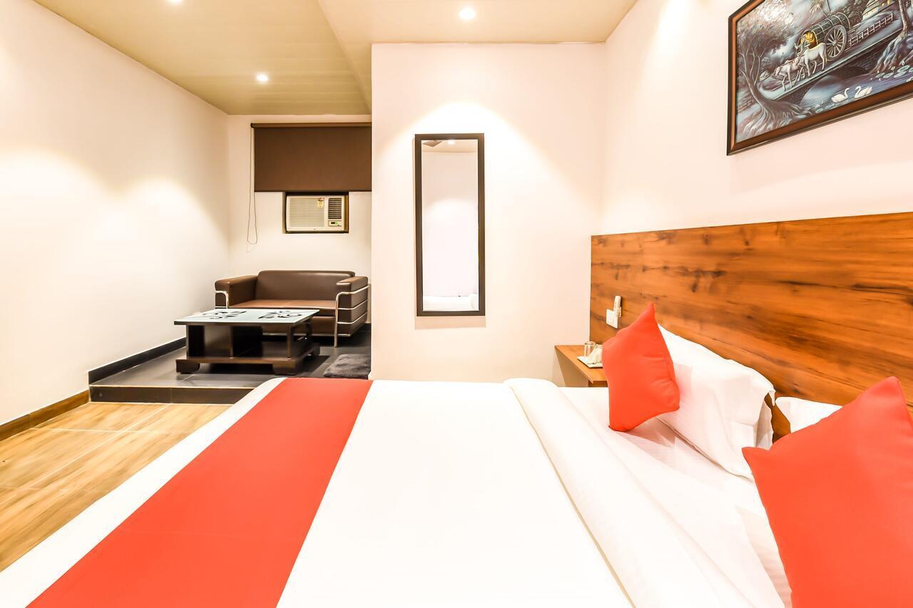 CAPITAL O 19133 Oak Tree Hotel New Delhi Buitenkant foto
