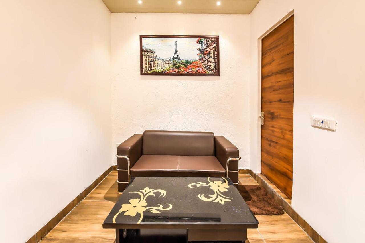 CAPITAL O 19133 Oak Tree Hotel New Delhi Buitenkant foto