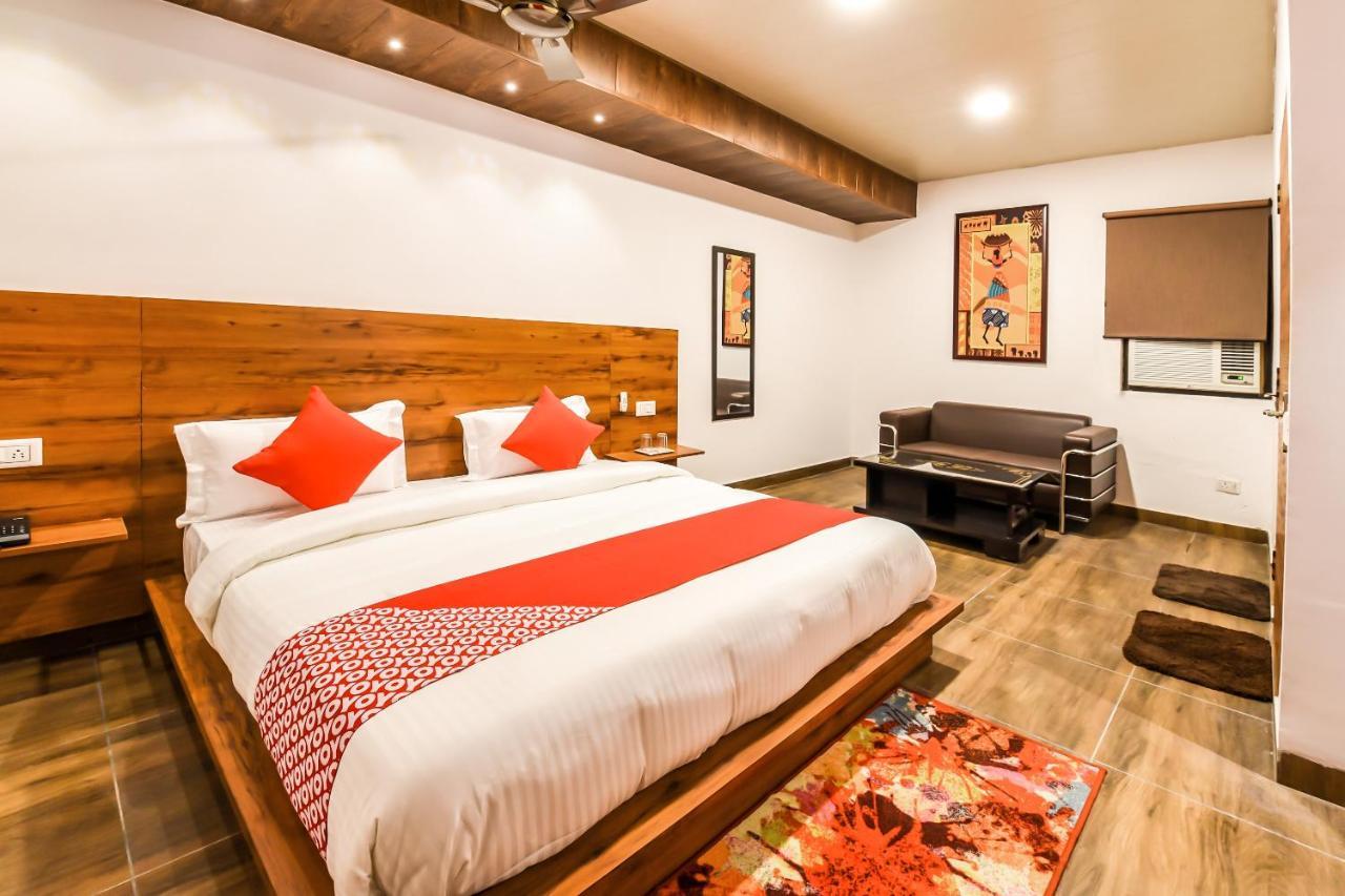 CAPITAL O 19133 Oak Tree Hotel New Delhi Buitenkant foto