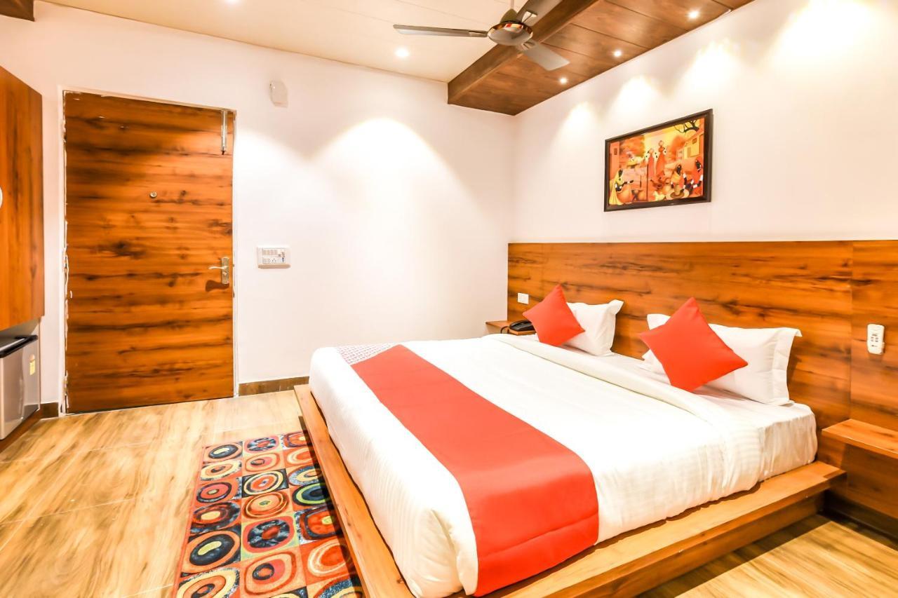 CAPITAL O 19133 Oak Tree Hotel New Delhi Buitenkant foto