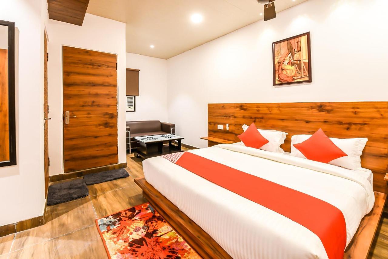 CAPITAL O 19133 Oak Tree Hotel New Delhi Buitenkant foto