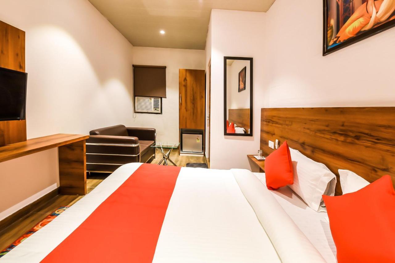 CAPITAL O 19133 Oak Tree Hotel New Delhi Buitenkant foto