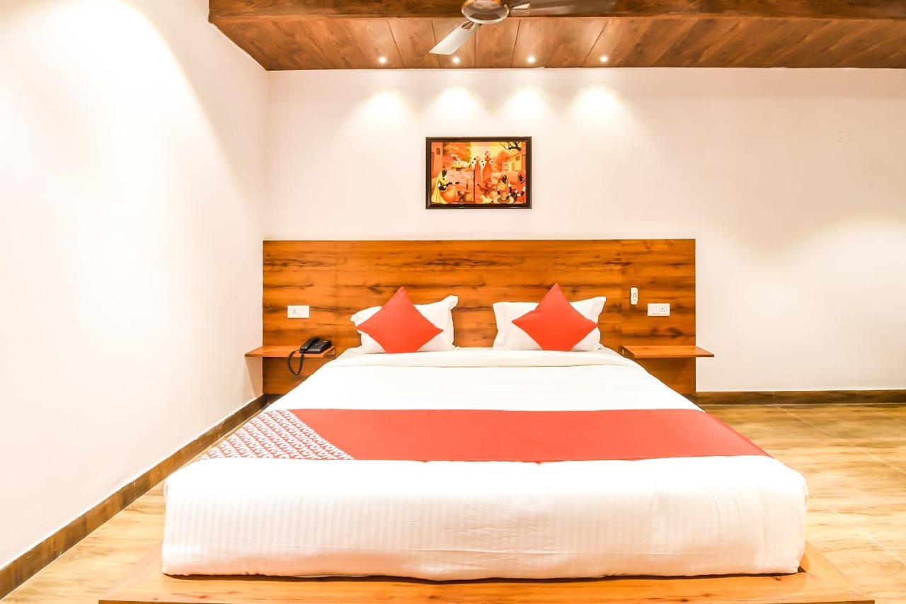 CAPITAL O 19133 Oak Tree Hotel New Delhi Buitenkant foto