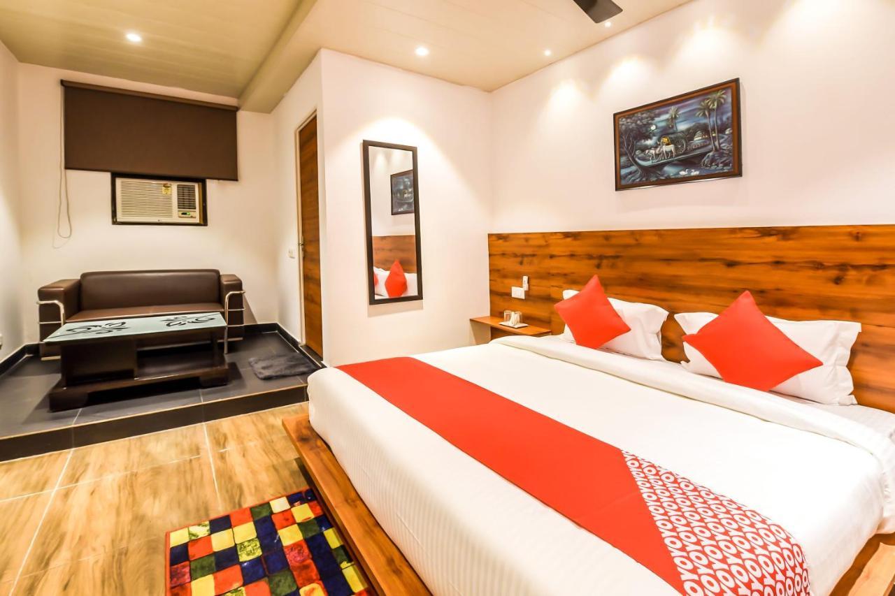 CAPITAL O 19133 Oak Tree Hotel New Delhi Buitenkant foto