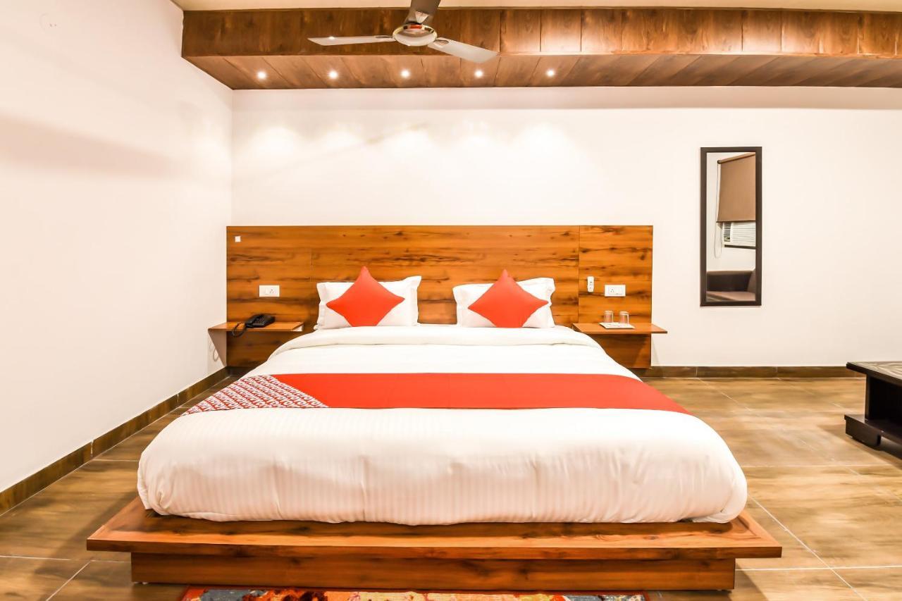 CAPITAL O 19133 Oak Tree Hotel New Delhi Buitenkant foto
