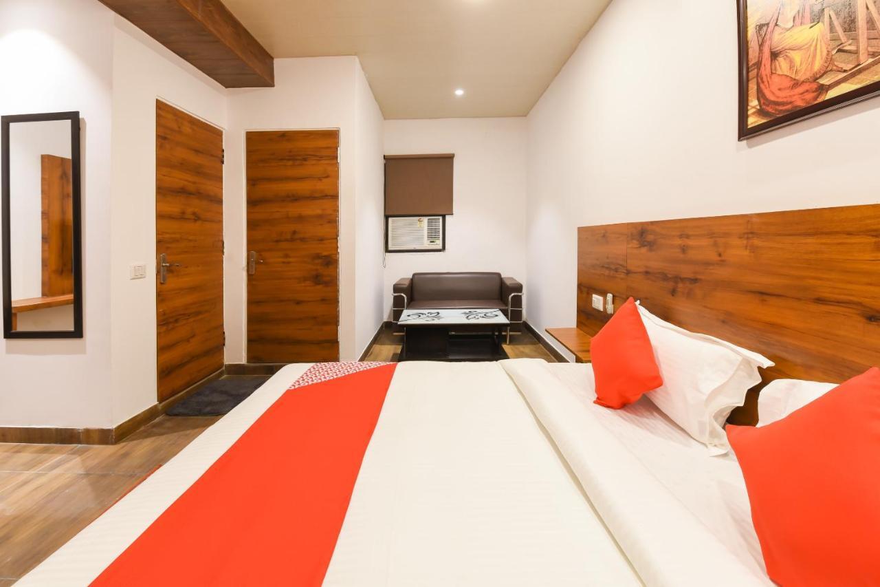 CAPITAL O 19133 Oak Tree Hotel New Delhi Buitenkant foto