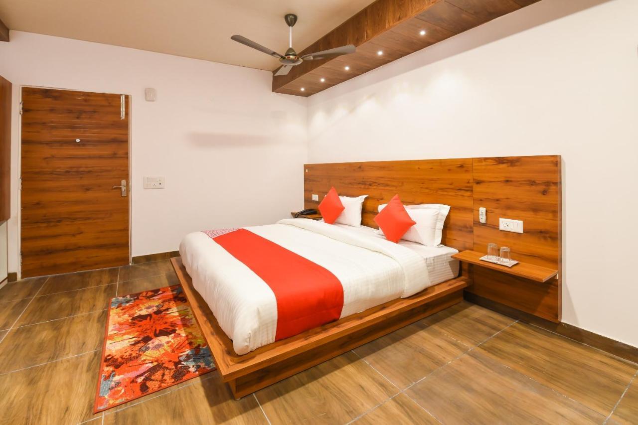 CAPITAL O 19133 Oak Tree Hotel New Delhi Buitenkant foto