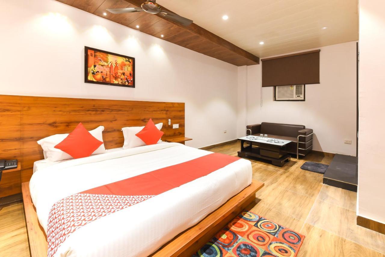 CAPITAL O 19133 Oak Tree Hotel New Delhi Buitenkant foto