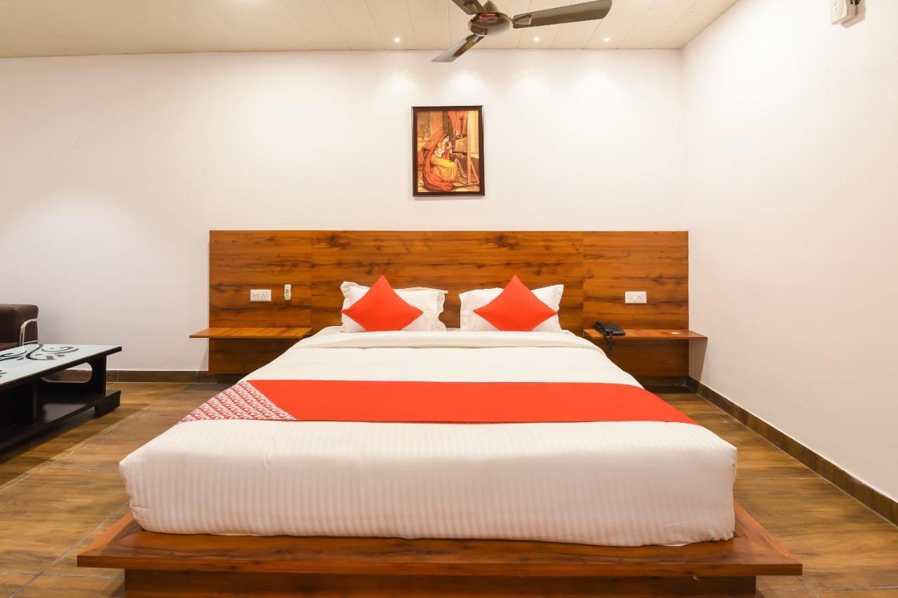 CAPITAL O 19133 Oak Tree Hotel New Delhi Buitenkant foto