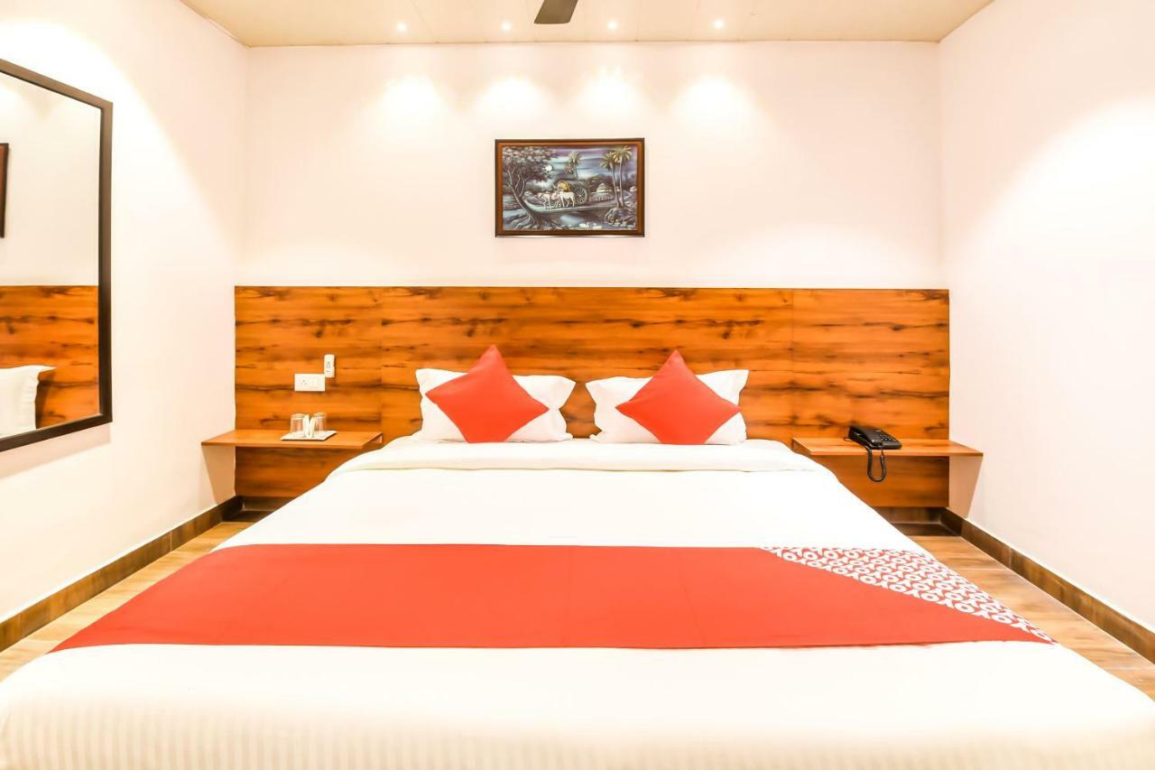 CAPITAL O 19133 Oak Tree Hotel New Delhi Buitenkant foto