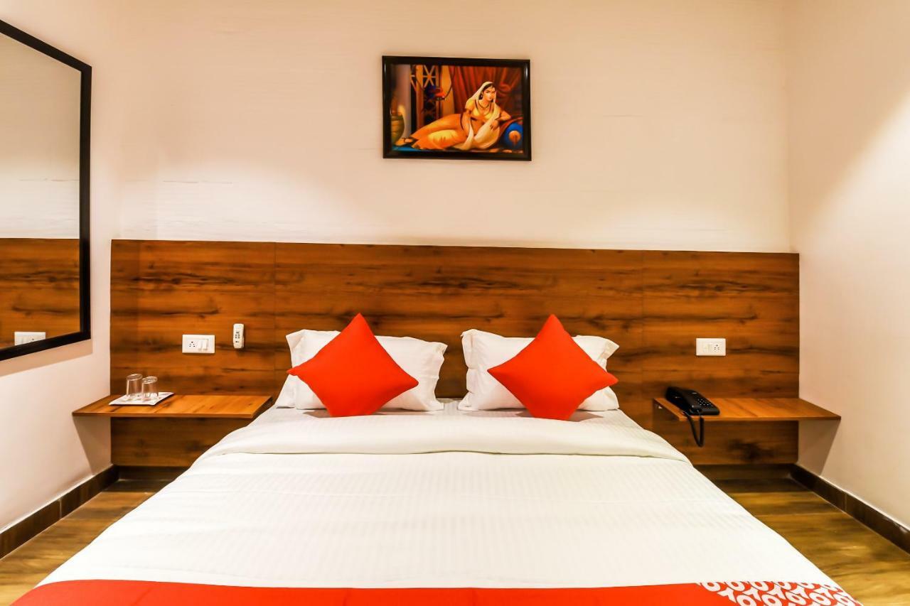 CAPITAL O 19133 Oak Tree Hotel New Delhi Buitenkant foto