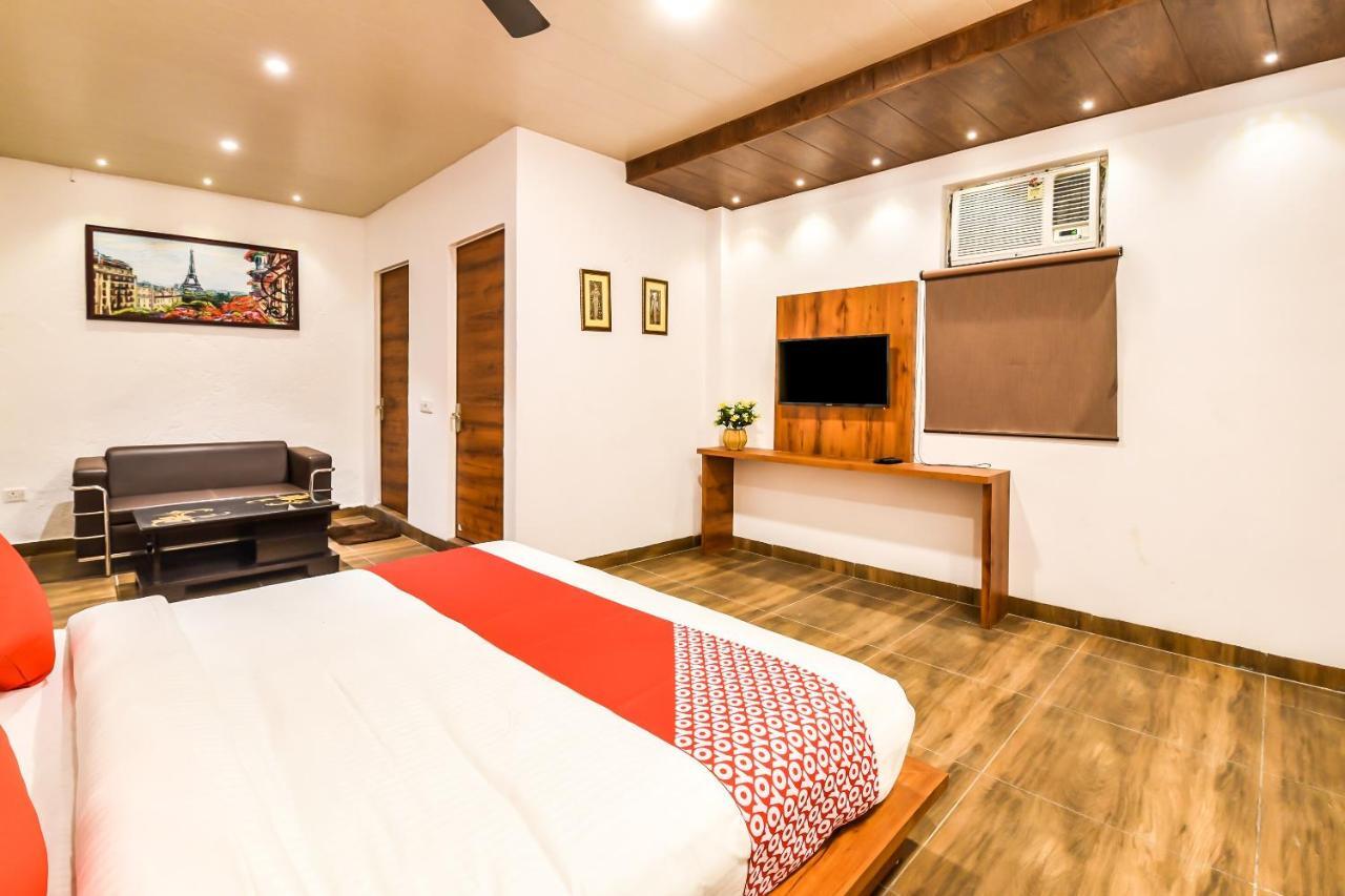 CAPITAL O 19133 Oak Tree Hotel New Delhi Buitenkant foto